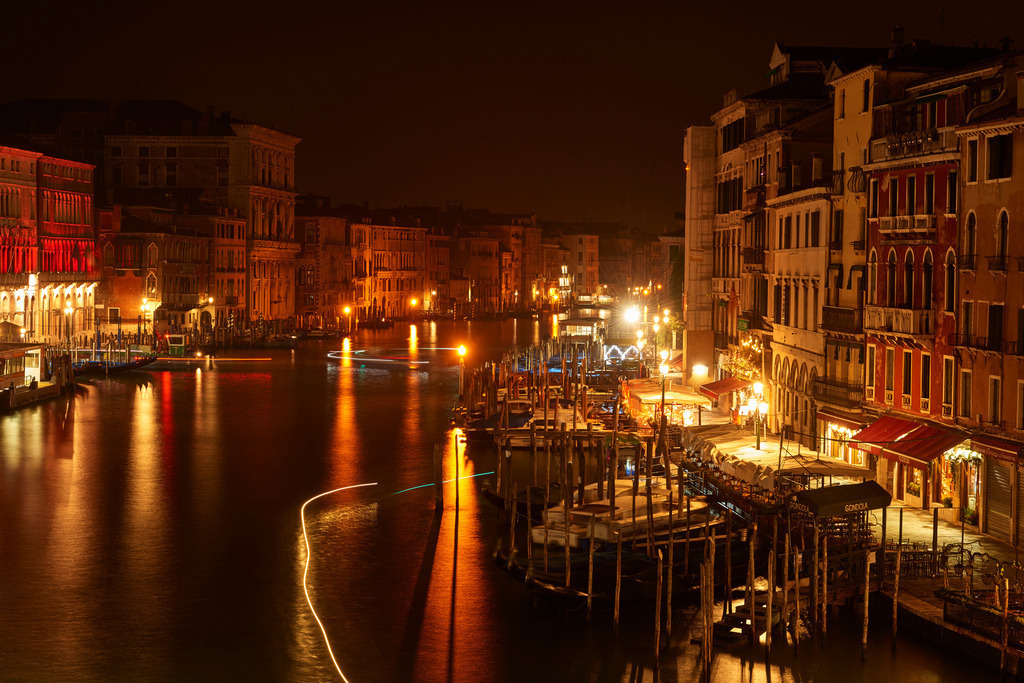 Blick von Rialto Bruecke auf den Canal Grande | Venedig, Austria - December 06, 2016: Blick von Rialto Bruecke auf den Canal Grande am frühen Morgen. - Realisiert mit Pictrs.com