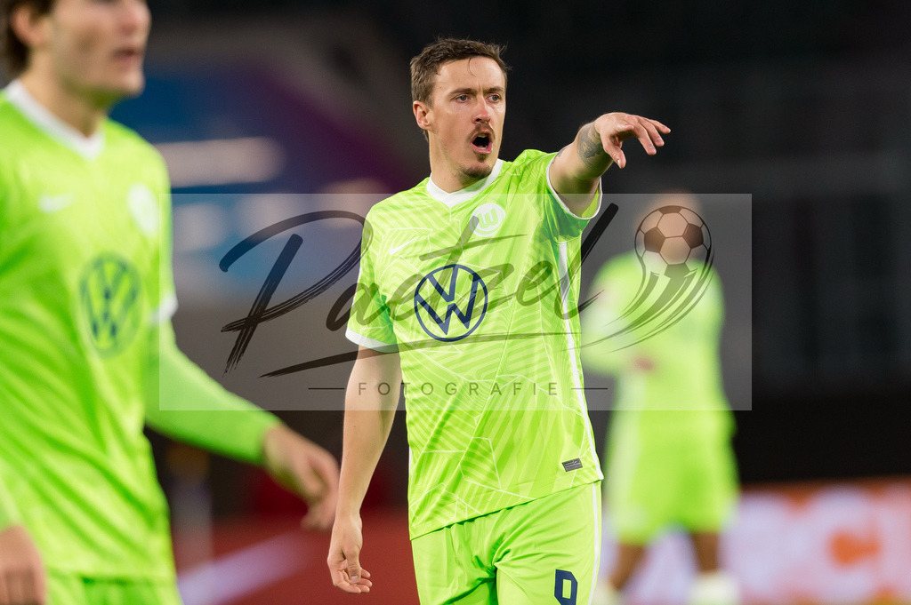 WOBFUE20220206_009 | Fussball, Herren: Max Kruse (VfL Wolfsburg) gestikuliert, Gestik bei dem Spiel der 1. Bundesliga zwischen VfL Wolfsburg und SpVgg Greuther Fuerth in der Volkswagen Arena am 06.02.2022 in Wolfsburg, Deutschland.DFB / DFL REGULATIONS PROHIBIT ANY USE OF PHOTOGRAPHS AS IMAGE SEQUENCES AND/OR QUASI-VIDEO. - Realisiert mit Pictrs.com