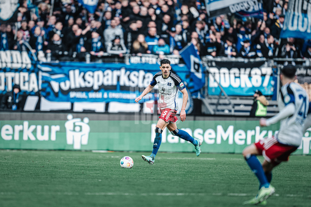 Fußball | Männer | Saison 2023/2024 | 2. Fußball-Bundesliga | 23. Spieltag | Hamburger SV vs. SV 07 Elversberg | 25.02.2024 | Dennis Hadzikadunic (#5, HSV) am Ball