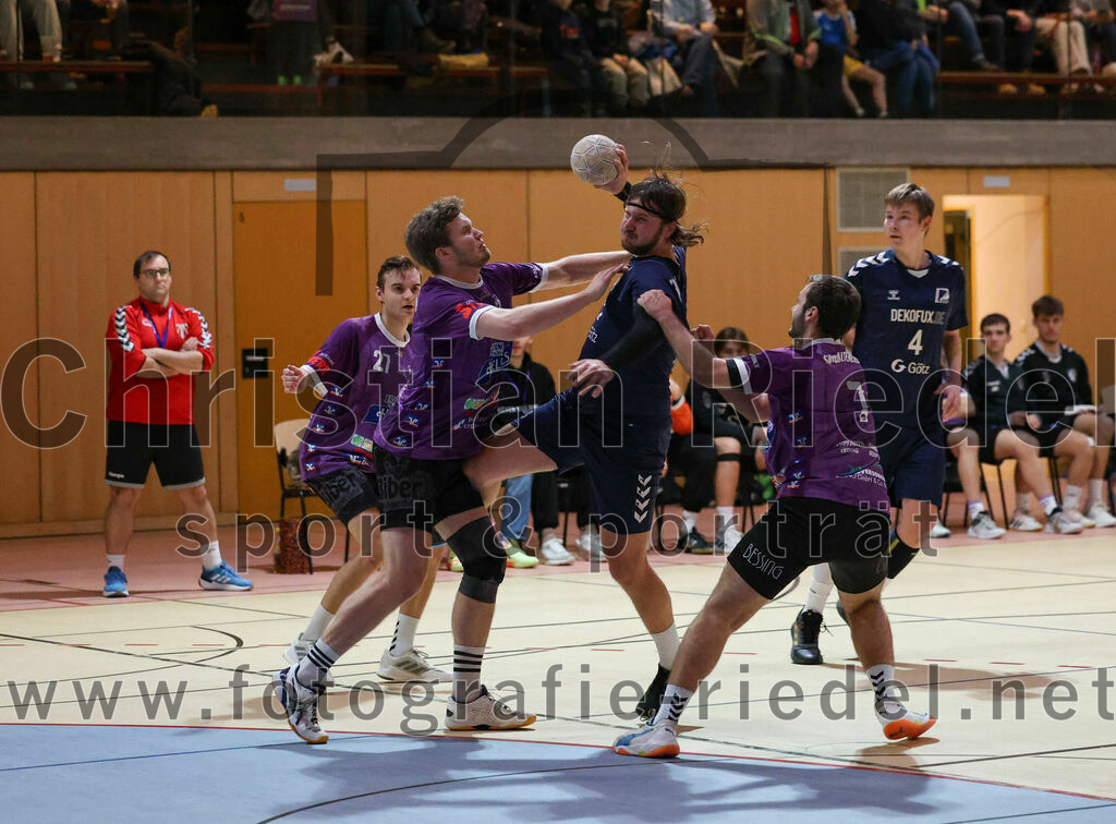 2023-12-09_058_SpVgg_Altenerding_gegen_TSV_Indersdorf | Erding, Deutschland, 09.12.2023:
Handball, Bezirksoberliga Männer 2023 / 2024, 10. Spieltag, SpVgg Altenerding gegen TSV Indersdorf, Endergebnis: 42:25

Ferdinand Menzel (SpVgg Altenerding, #75), Tobias Bärsch (TSV Indersdorf, #3), Simon Rüdiger (SpVgg Altenerding, #7)

Foto: Christian Riedel / fotografie-riedel.net