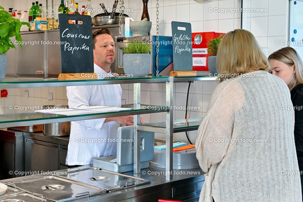 Uniqa_ Johann Aspalter_ 05.06.2024-9 | 05.06.2024, Linz, AUT, Uniqa, im Bild Johann Aspalter (Koch) beim ausgeben von Essensbons