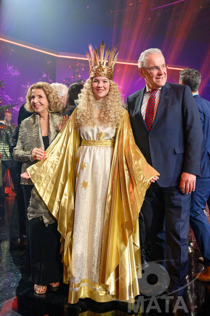 _DWA2147 | Michaela May, Christkind Nelli Lunkenheimer,  Joachim Hermann bei '30 Jahre Sternstunden-Gala 2023' in der Frankenhalle. Nürnberg, 15.12.2023 - Realisiert mit Pictrs.com