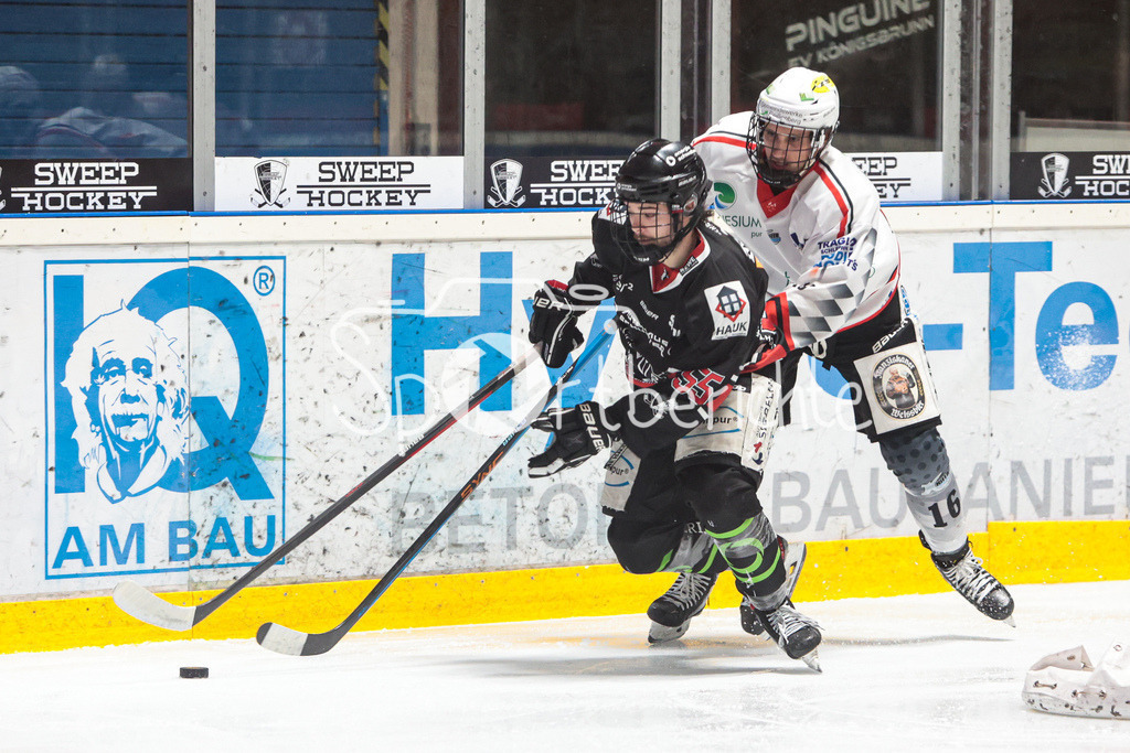 EHC Königsbrunn - TSV Peißenberg | Nicolas BAUR (EHC #55) im Duell mit Christoph FRANKENBERG (TSV #16)