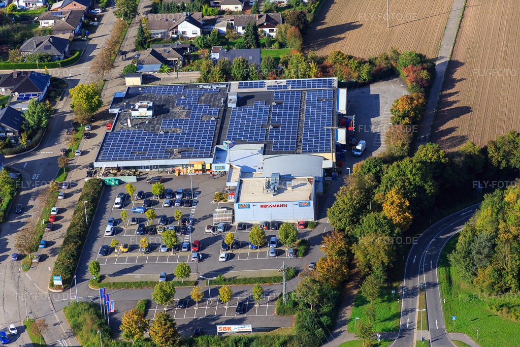 Luftbild: EDEKA Kissel SBK Kandel und ROSSMANN Drogeriemarkt in Kandel im Bundesland Rheinland-Pfalz in Deutschland. Foto: IMG_074541.jpg vom 14.10.2014 durch Werner Riehm/FLY-FOTO.deKISSEL-SBK.DE