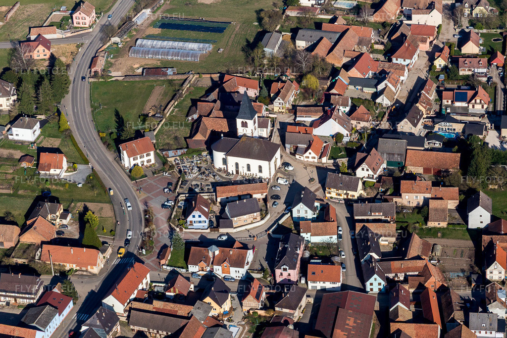 Vue aérienne: Église Wilwisheim au centre du village à Wilwisheim dans le département Bas Rhin, France. Photo: IMG_097565.jpg prise le 16/03/2017 par Werner Riehm/FLY-FOTO.eu – Résolution de l'original: 4855 x 3237 px