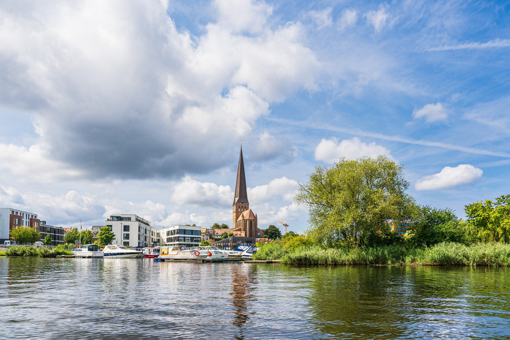 Blick über den Fluss Warnow auf die Hansestadt Rostock | Blick über den Fluss Warnow auf die Hansestadt Rostock.
