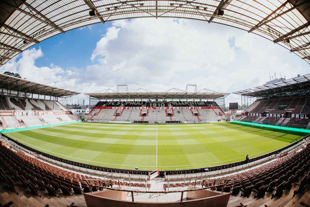 IMG_8866 | Der offizielle Shop für FC St. Pauli Fotos. Wähle aus Spielszenen & Fanmomenten dein FCSP Wunschformat. Wir liefern Millerntor-Atmosphäre.