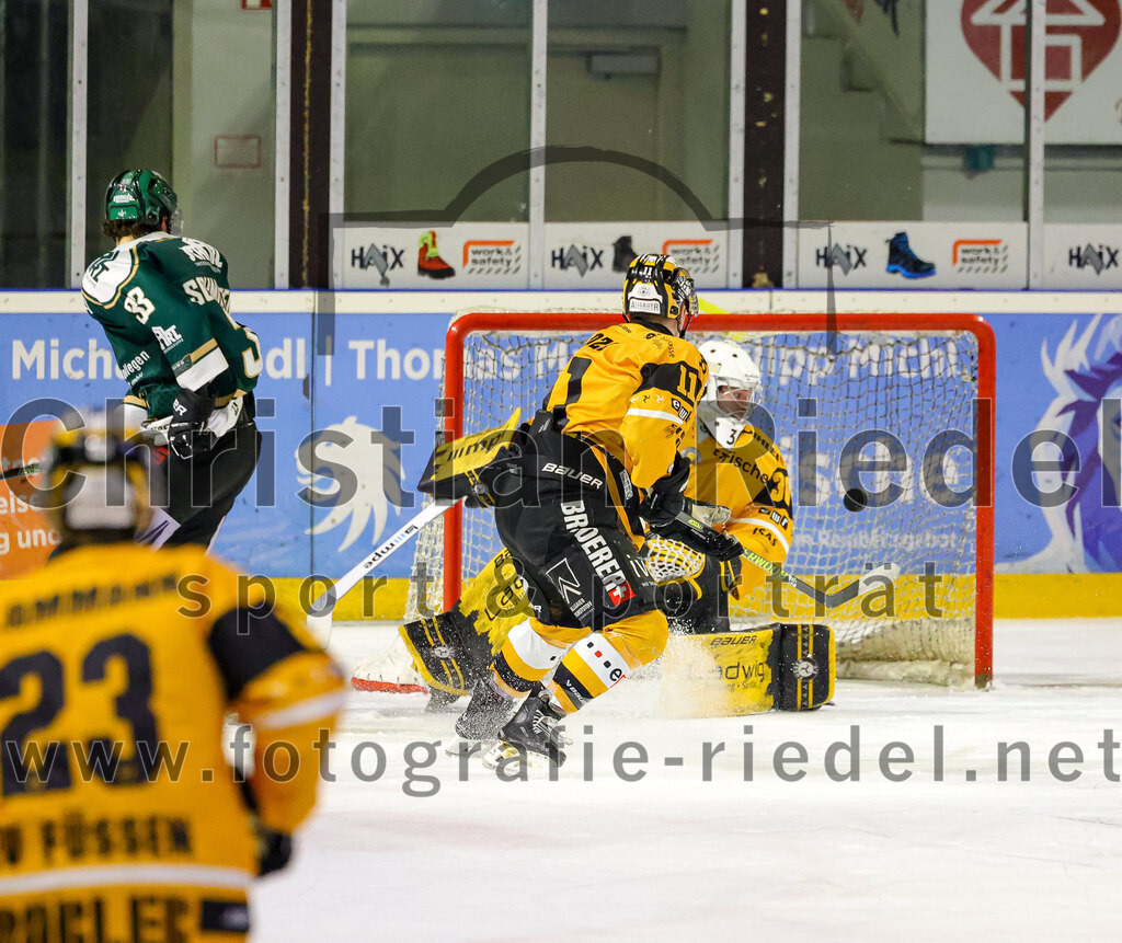 2026-02-27_102_TSV_Erding_gegen_EV_Fuessen | Erding, Deutschland, 27.02.2026:Eishockey, Oberliga Süd 2025 / 2026, 51. Spieltag, TSV Erding gegen EV Füssen, Endergebnis: 2:4Marc Schmidpeter (Erding Gladiators, #33), Martins Andzs (EV Füssen, #11), Torwart Timotej Pancur (EV Füssen, #30)Foto: Christian Riedel / fotografie-riedel.net