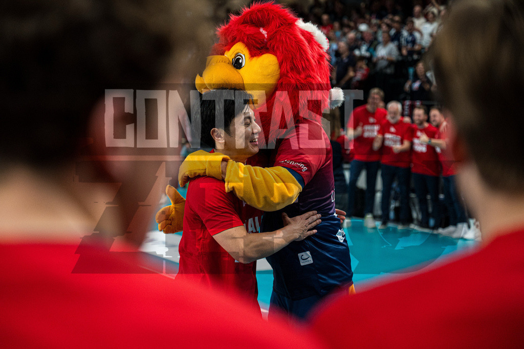 Volleyball I Herren I Saison 2025/2026 I DVV Pokal I Halbfinale I SVG Lüneburg - SWD powervolleys Düren | Sho Takahashi (21, SVG Lüneburg) umarmt LüneLeo (Maskottchen, SVG Lüneburg) nach dem Sieg - Realisiert mit Pictrs.com
