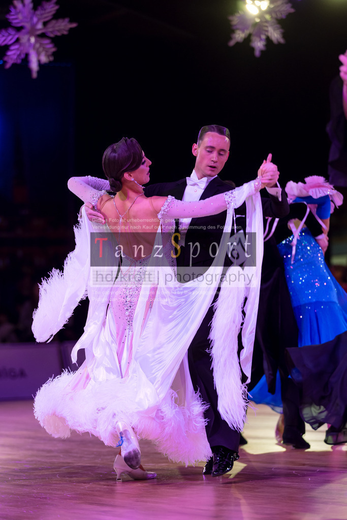 20241215_WDSF_Int_Open_Std-Riga-9075 | Tanzsportbilder, Standardtanz, Lateintanz, WDSF, DTV, LTVB, dancecomp, goc, hessen tanzt, blaues band der spree, walzer, tango, wiener walzer, slowfox, quickstepp, samba, rumba, cha-cha-cha, paso doble. jive, hd-kroft photography, turniertanzsport