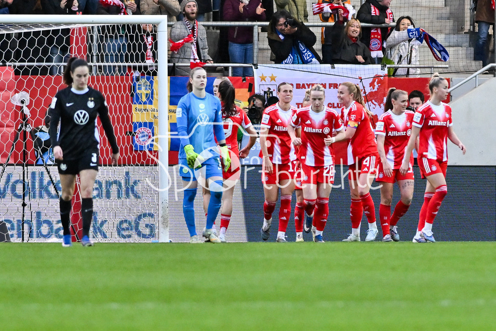 FC Bayern München - VfL Wolfsburg | MUNICH, GERMANY - 22. FEBRUARY: Jubel der Bayern Frauen nach dem Treffer zum 2-1 durch Jovana DAMNJANOVIC (FC Bayern Munich 9) während dem Spiel zwischen den Frauen des FC Bayern München und den Frauen des VfL Wolfsburg am 19. Spieltag der Google Pixel Frauen-Bundesliga am FC Bayern Campus