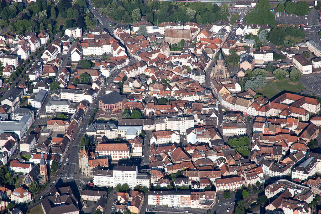 Vue aérienne: Haguenau à le quartier Schloessel Chateau Fiat in Hagenau dans le département Bas Rhin, France – .Photo: IMG_082941.jpg prise le 26/06/2015 par Werner Riehm/FLY-FOTO.eu – Résolution de l'original: 5472 x 3648 px