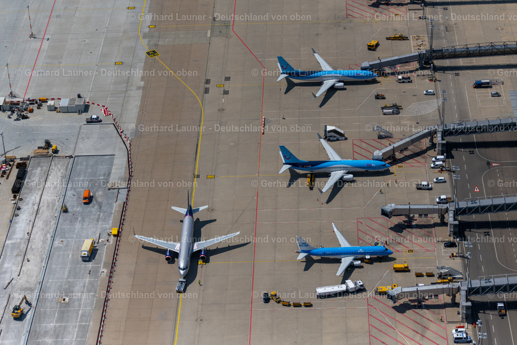 4046337 | STUTTGART 19.07.2021 Passagierflugzeug auf der Parkposition - Abstellfläche auf dem Flughafen in Stuttgart im Bundesland Baden-Württemberg, Deutschland. // Passenger airplane in parking position - parking area at the airport in Stuttgart in the state Baden-Wurttemberg, Germany. Foto: Gerhard Launer
