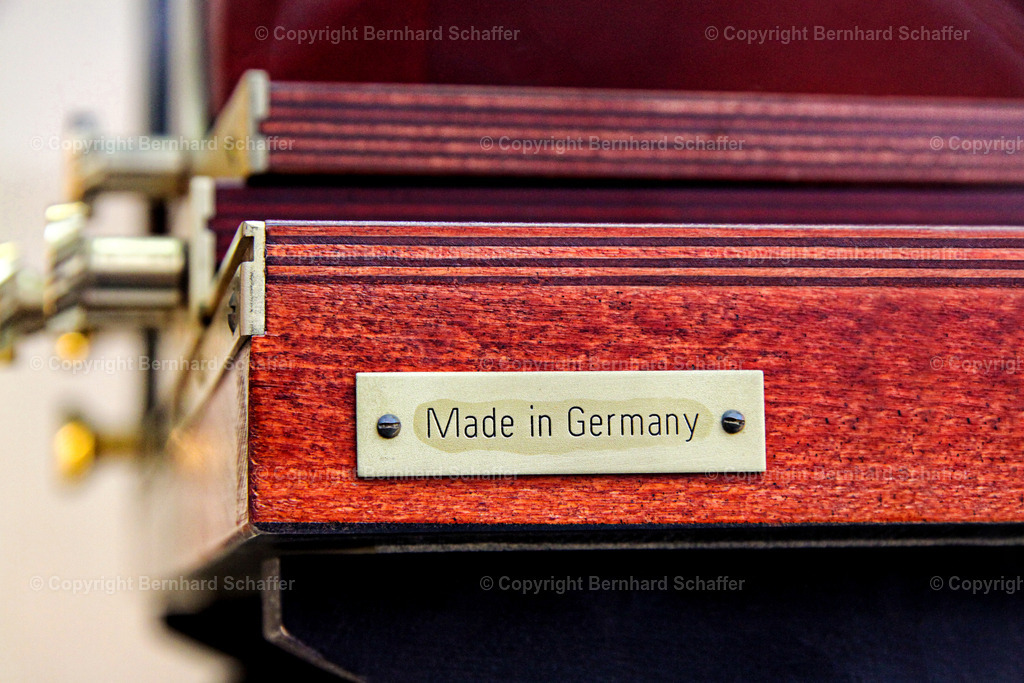 Made in Germany | Herstellerschild „Made in Germany“ an einer Maschine. - Realisiert mit Pictrs.com