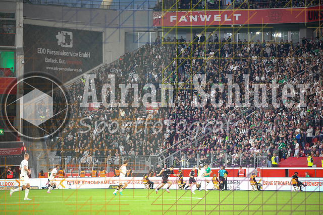 Bayer 04 Leverkusen vs Borussia Mönchengladbach - Bundesliga  | Leverkusen, Deutschland, 21.09.25:   die Fans von Borussia Mönchengladbach ohne Fahnen oder Bannerwaehrend des Spiels der Bundesliga zwischen  Bayer 04 Leverkusen vs Borussia Mönchengladbach in der BayArena(Foto von Brauer-Fotoagentur / Adrian Schlueter)