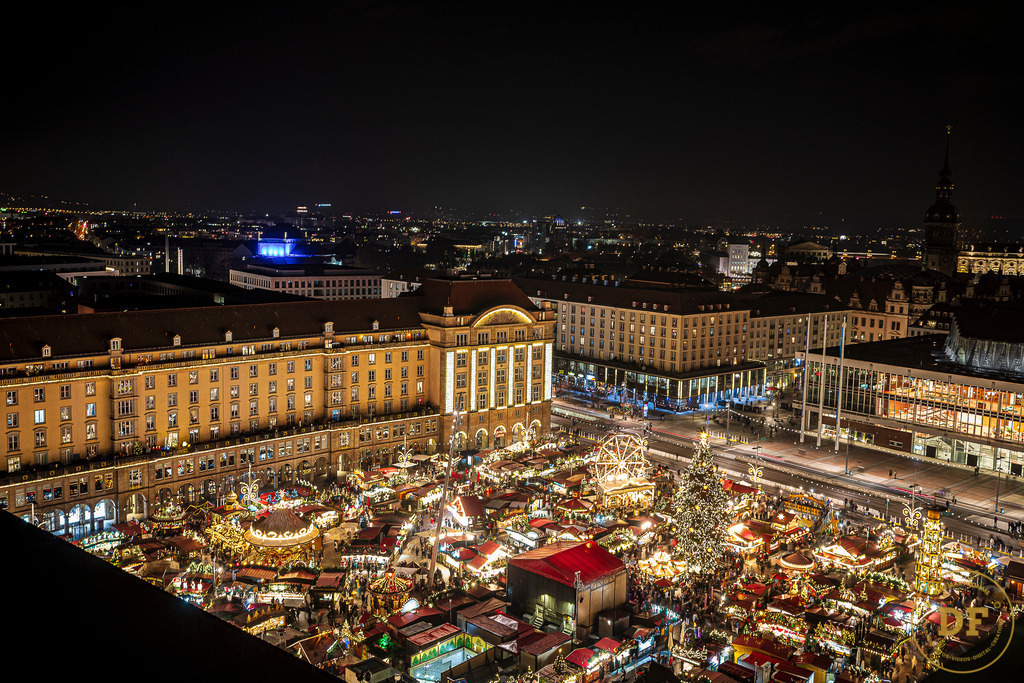 Striezelmarkt Dresden 1 | Geschenke, Wandbilder und Accessoires mit Motiven aus Dresden und anderen schönen Orten zur Verschönerung Deines zu Hauses und zum verschenken gewünscht? Wähle Deine Lieblingsbild auf dem Produkt Deiner Wahl. 