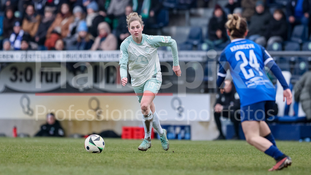 Fussball, Google Pixel Frauen-Bundesliga, 1. FFC Turbine Potsdam - SV Werder Bremen | v.li.: Saskia Matheis (SV Werder Bremen, 19) am Ball, Einzelbild, Ganzkörper, Aktion, Action, Spielszene, DIE DFB-RICHTLINIEN UNTERSAGEN JEGLICHE NUTZUNG VON FOTOS ALS SEQUENZBILDER UND/ODER VIDEOÄHNLICHE FOTOSTRECKEN. DFB REGULATIONS PROHIBIT ANY USE OF PHOTOGRAPHS AS IMAGE SEQUENCES AND/OR QUASI-VIDEO.