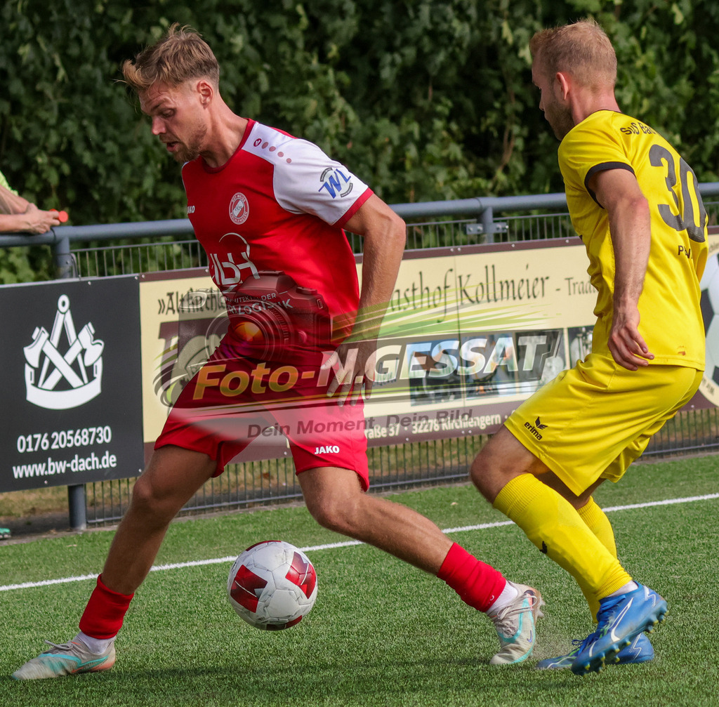 FC RW Kirchlengern - SuS Bad Westernkotten | Auf dem Bild zu sehen: Rot FC RW Kirchlengern: Jarno Kassebaum ; gelb SuS Bad Westernkotten: Jan Penner FC RW Kirchlengern, SuS Bad Westernkotten, Saison 26/27, Westfalenliga, Kirchlengern, Deutschland - Realisiert mit Pictrs.com