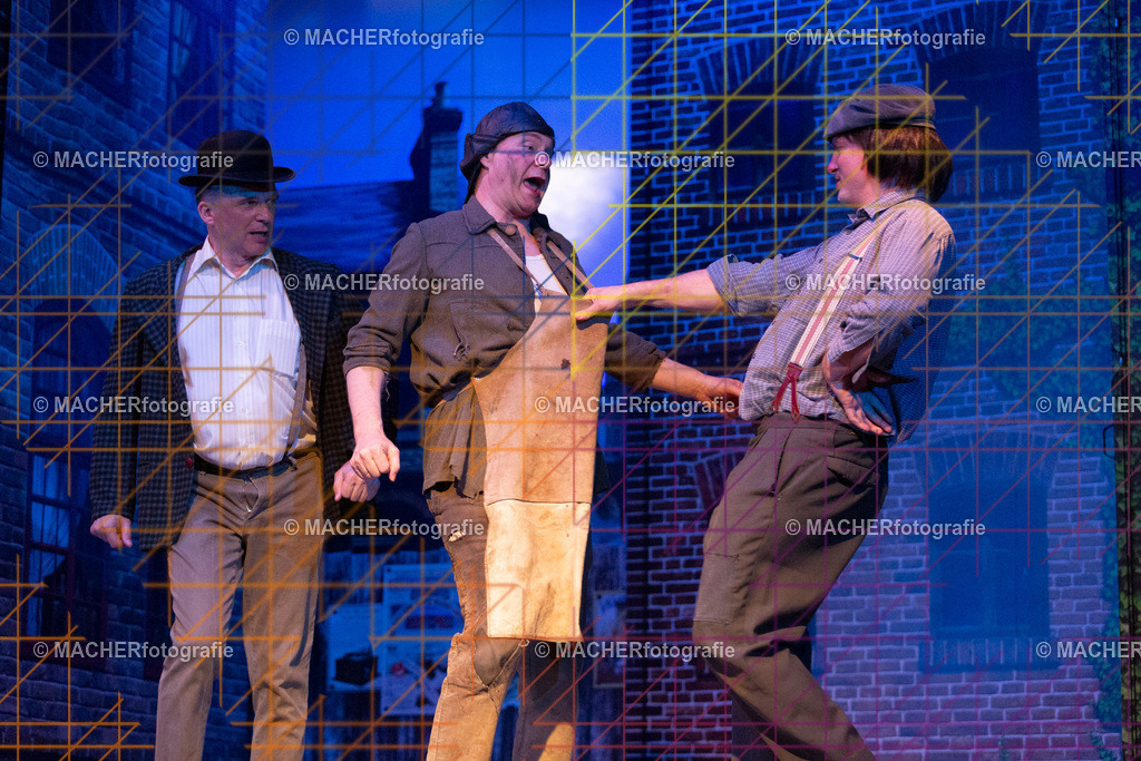 095_MFL-2025 | Portraitbilder von Regisseur; Darsteller; Techniker; Maske; Kostüme; Chor; Musiker; Bilderserie der Generalprobe und der Premierenvorstellung, Szenenbilder; Ausdrucksstudien; Bühnenüberblick; Bühnenkulissen; Pressefotos inkl. Redaktionsfoto Darstellergruppe.