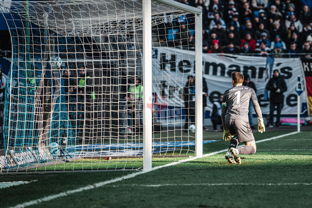 Fußball | Männer | Saison 2024/2025 | 2. Fußball-Bundesliga | 20. Spieltag | Hamburger SV vs. Hannover 96 | 02.02.2025 | Ron-Robert Zieler (#1, Hannover 96) schaut dem Freistoß von Jean-Luc Dompe (#7, HSV) hinterher