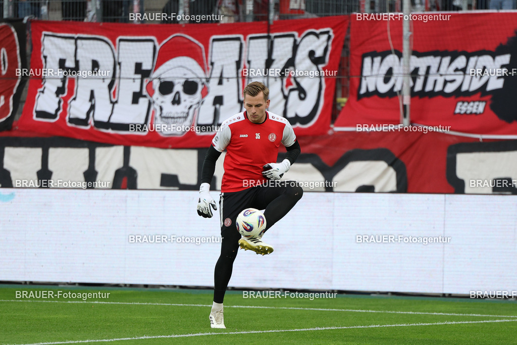 Rot-Weiss Essen - VFL Osnabrück | Essen, Deutschland, 17.09.2025 Felix Wienand  (Rot-Weiss Essen) wärmt sich auf während des 3.Liga Spiels zwischen  Rot-Weiss Essen und VFL Osnabrück am 17.09.2025 im Stadion an der Hafenstraße in Essen. (Foto von Timo Bluhmki-Schmidt/Brauer Fotoagentur