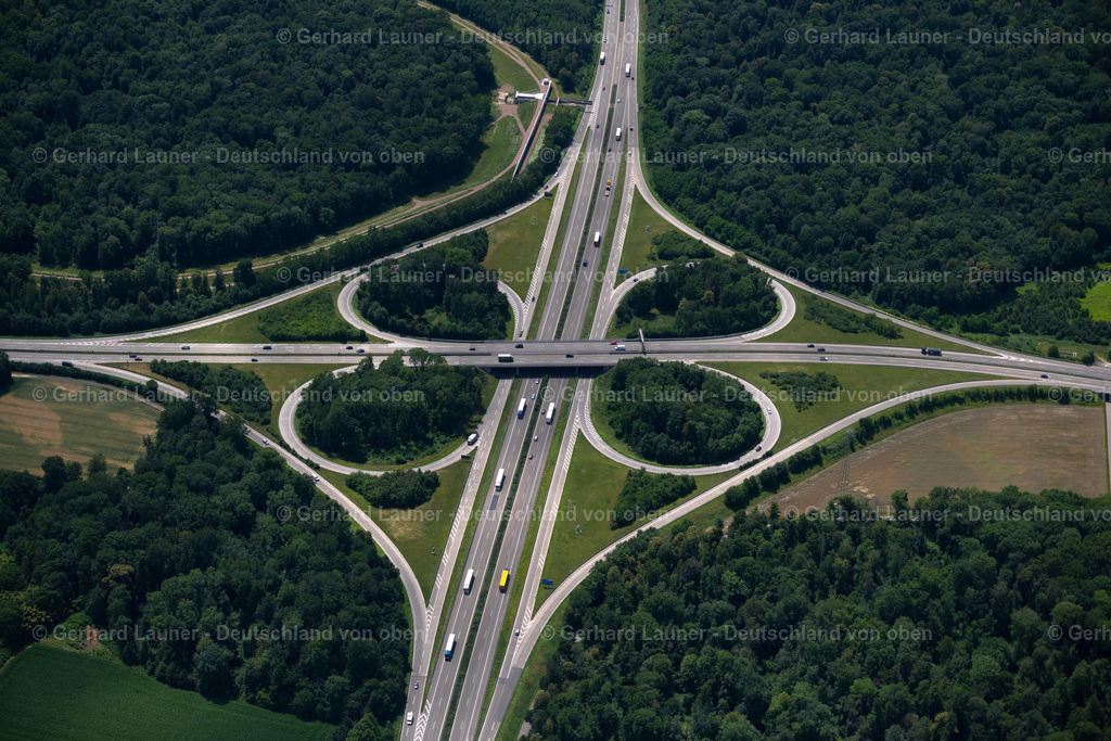 4032973 | FREIBURG IM BREISGAU 30.06.2020 Verkehrsführung und Fahrbahnen der Straßenführung am Autobahnkreuz der BAB A5 und B31 in Freiburg im Breisgau im Bundesland Baden-Württemberg. // Traffic flow at the intersection- motorway A 5 und B31 in Freiburg im Breisgau in the state Baden-Wurttemberg. Foto: Gerhard Launer
