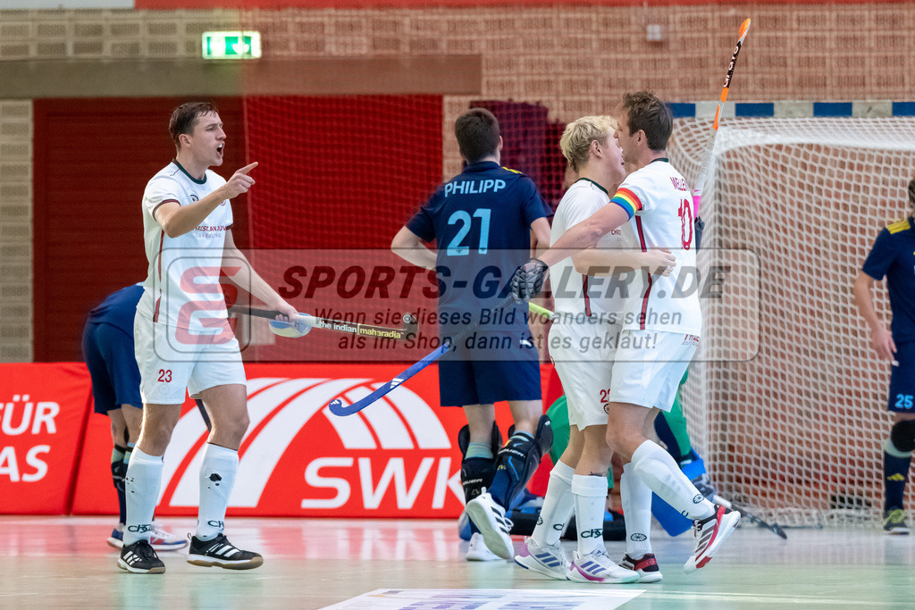 HK_20250118_101779 | 1/4 Finale 1. Bundesliga Halle Herren Crefelder HTC - Zehlendorfer Wespen am 18.1.2025 Halle Glockenspitz, Krefeld , Boomes Anton ( Crefelder HTC #23 ) , LangHeinrich Finn ( Crefelder HTC #22 ) , Niklas Wellen ( Crefelder HTC 10 )