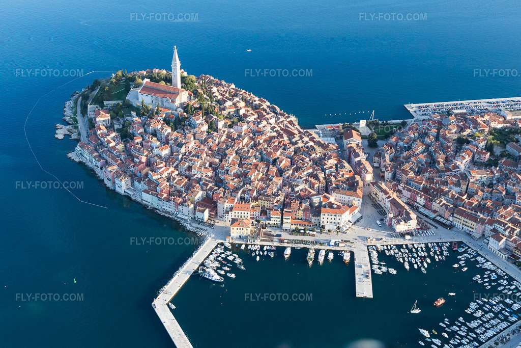 Aerial view: View of the town in Rovinj in the state Gespanschaft Istrien, Croatia. – Photo: IMG_106280.jpg taken on 04/14/2018 by Werner Riehm/FLY-FOTO.com – Resolution of the original: 5140 x 3427 px