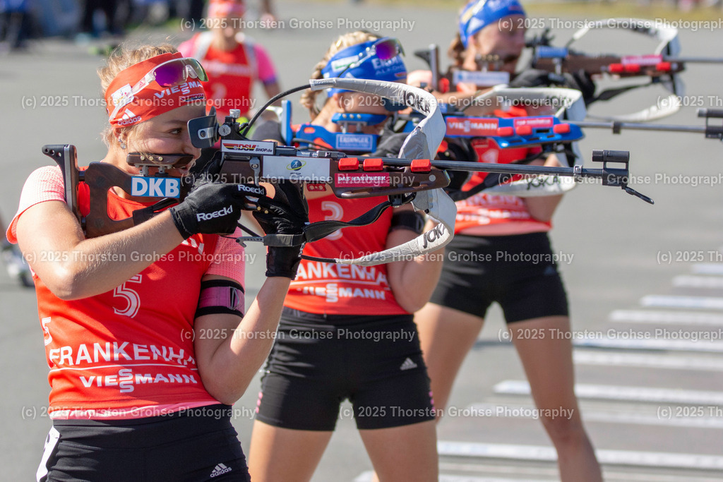Deutsche Meisterschaften Biathlon 2018 | Deutsche Meisterschaften Biathlon 2018, Massenstart Frauen am 15.09.2018 in der DKB SKI ARENA in Oberhof, (Deutschland)

Bild: Franziska Preuss vom SC Haag / Zoll (3),
Luise Kummer vom SV Frankenhain / BwO (5) - Realisiert mit Pictrs.com