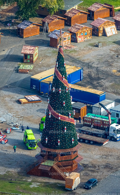 Herne241016036 | Luftbild, Weihnachtsmarkt Aufbau auf dem Cranger Kirmesplatz mit großem 45 Meter hohen Weihnachtsbaum und Hütten, Unser Fritz, Herne, Ruhrgebiet, Nordrhein-Westfalen, Deutschland