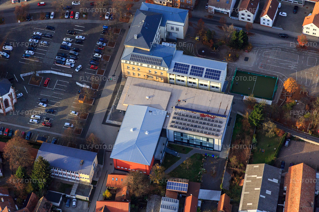 Luftbild: Ludwig-Riedinger-Grundschule und Stadthalle Kandel in Kandel im Bundesland Rheinland-Pfalz in Deutschland. Foto: IMG_085234.jpg vom 08.11.2015 durch Werner Riehm/FLY-FOTO.deWWW.GRUNDSCHULE-KANDEL.DE