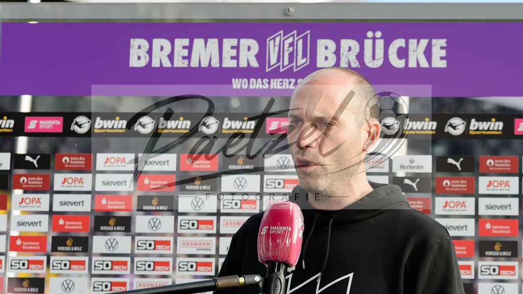 OSNVKO2021090620210906_230 | Fussball, Herren: Trainer Daniel Scherning (VfL Osnabrueck) im Interview beim Spiel der 3. Liga zwischen VfL Osnabrueck und FC Viktoria Koeln im Stadion an der Bremer Bruecke am 06.09.2021 in Osnabrueck, Deutschland.DFB / DFL REGULATIONS PROHIBIT ANY USE OF PHOTOGRAPHS AS IMAGE SEQUENCES AND/OR QUASI-VIDEO. - Realisiert mit Pictrs.com
