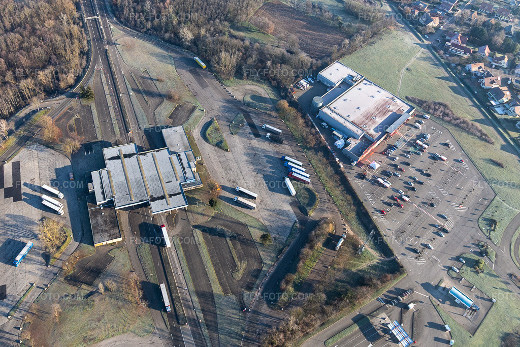 Aerial view: Building complex of the Federal Police station Bienwald and the Police nationale at the German-French border crossing Scheibenhardt/Scheibenhard in Scheibenhard in the state Bas-Rhin, France. – Photo: IMG_124053.jpg taken on 01/11/2021 by Werner Riehm/FLY-FOTO.com – Resolution of the original: 4377 x 2918 px