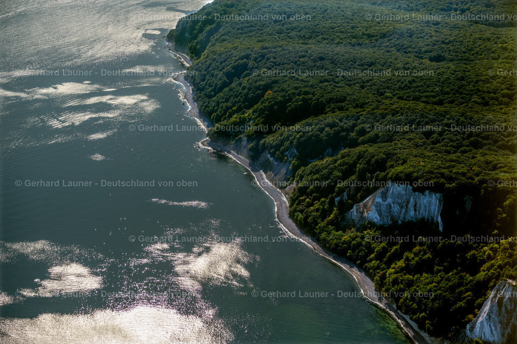 4061434 | SASSNITZ 08.09.2021 Blick auf die Kreideküste im Nationalpark Jasmund bei Sassnitz auf der Insel Rügen in Mecklenburg-Vorpommern. Der markante Felsvorsprung Königsstuhl befindet sich in der Umgebung der Stubbenkammer in dem seit 1990 bestehenden Nationalpark am Ufer zur Ostsee mit einem Buchenwald, der teilweise zum UNESCO-Welterbe gehört. // View of the chalk cliff coast in the National Park Jasmund near Sassnitz on the island Ruegen in Mecklenburg-West Pomerania. Foto: Gerhard Launer