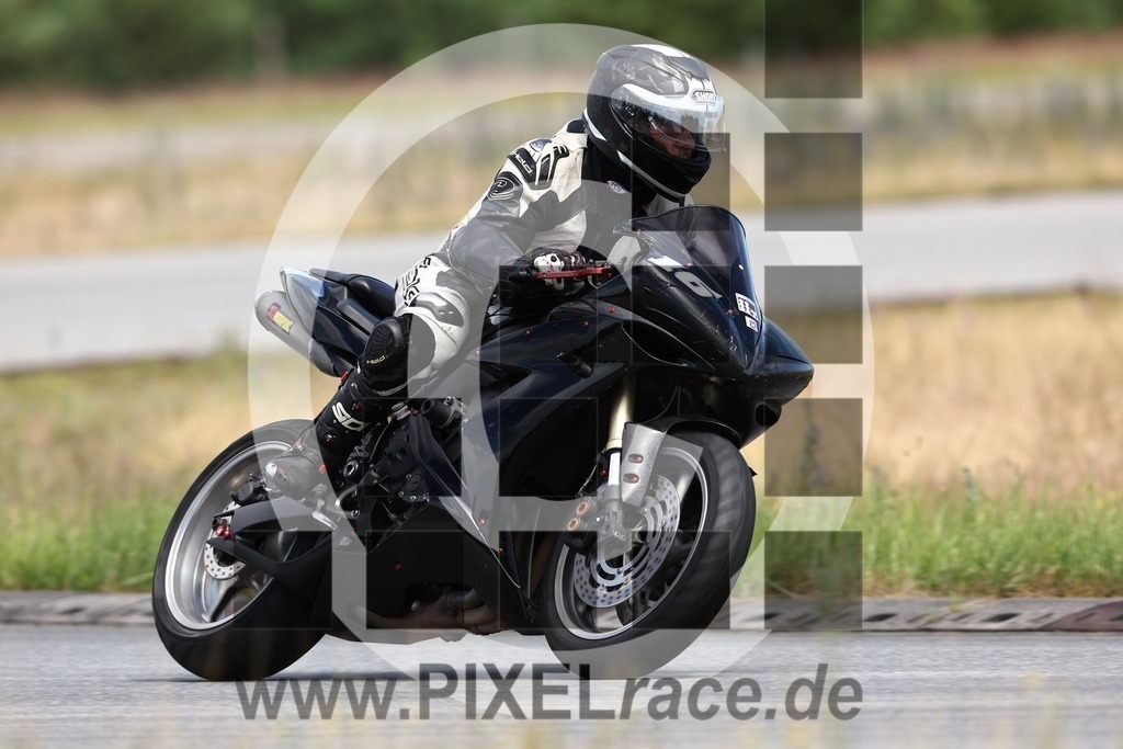0016-20240706_01890 | Schöne Erinnerungen an spannende Momente - das festzuhalten ist unser Job. PIXELrace.de ist seit 2003 auf den Rennstrecken Europas unterwegs um die Action draußen beim Fahren und die wunderbare Stimmung imm Fahrerlager für euch einzufangen.
