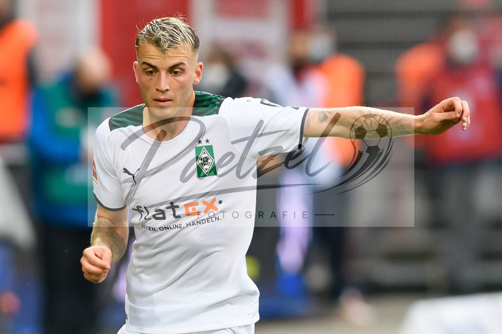 FCUBMG20210829_238 | Fussball, Herren: Jordan Beyer (Borussia Moenchengladbach) schaut beim Spiel der 1. Bundesliga zwischen 1. FC Union Berlin und Borussia Moenchengladbach im Stadion An der Alten Foersterei am 29.08.2021 in Berlin, Deutschland. - Realisiert mit Pictrs.com