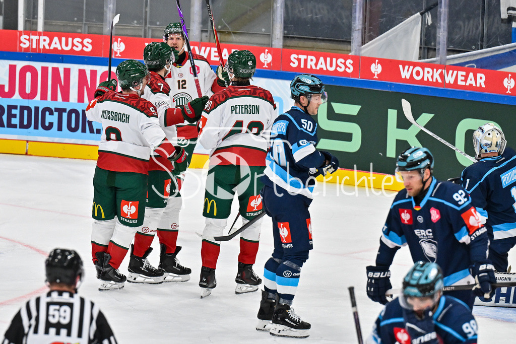 ERC Ingolstadt - Frölunda HC | INGOLSTADT, GERMANY - 02. DECEMBER: Jubel der Schweden nach dem Treffer zum 1-2 durch Henrik TÖMMERNES (Frölunda Gothenburg 7) / Tor / Torschuetze / Freude / Happy beim Match zwischen dem ERC Ingolstadt und Frölunda HC beim Hinspiel im Viertelfinale der Champions Hockey League in der Saturn Arena
