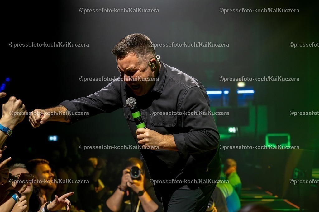 KKU02022501007 | 02.02.2025, xkkux, Düsseldorf, Die Band Dropkick Murphys performt bei ihrem Konzert in der Mitsubishi Electric HALLE. Im Bild Sänger Ken Casey