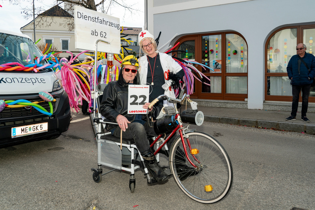 MASKEN-Gruppe_8899 | Fotostrecke: FASCHINGSUMZUG 2025 in Loosdorf. 22 Masken(gruppen)-Teilnehmer: Loosdorfer Vereine, Wirtschaftstreibende, Gemeindeabordnungen sowie Kreditinstitute. rund 700 Besucher entlang der Hauptstrasse. Veranstaltungs-Sicherung durch Mannschaft der FF-Loosdorf mit schwerem Gerät. Maskenprämierung am EKZ-Platz durch Bgm. Thomas Vasku in den Kategorien: Bester Festwagen (Fa. gkonzept-Groissenberger; Beste Personengruppe-ASK-Loosdorf; Beste Einzelperson; Weiteste Anreise-FF Schollach;