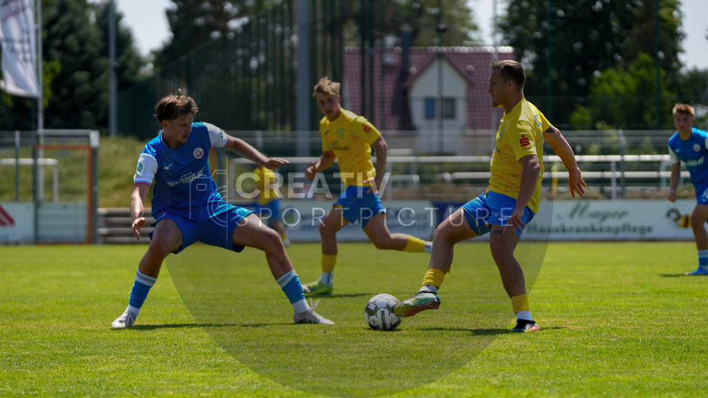 Fußball, Herren, Saison 2025/2026, 3. Luckenwalder Turmpokal, Werner-Seelenbinder-Stadion Luckenwalde, Spiel: FSV 63 Luckenwalde vs. F.C. Hansa Rostock U19,  | Fußball, Herren, Saison 2025/2026, 3. Luckenwalder Turmpokal, Werner-Seelenbinder-Stadion Luckenwalde, Spiel: FSV 63 Luckenwalde vs. F.C. Hansa Rostock U19, Im Bild: Jakub Cierach (l. Hansa U19) und Lucas Will (r. Luckenwalde) - Realisiert mit Pictrs.com