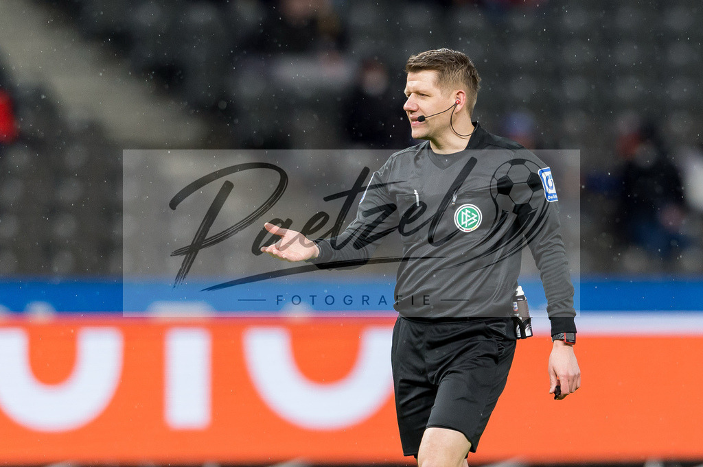 BSCRBL20220220_042 | Fussball, Herren: Schiedsrichter Patrick Ittrich gestikuliert, Gestik bei dem Spiel der 1. Bundesliga zwischen Hertha BSC und RB Leipzig im Olypiastadion am 20.02.2022 in Berlin, Deutschland.DFB / DFL REGULATIONS PROHIBIT ANY USE OF PHOTOGRAPHS AS IMAGE SEQUENCES AND/OR QUASI-VIDEO. - Realisiert mit Pictrs.com