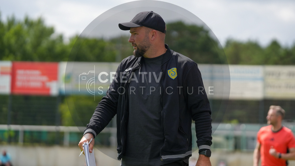 Fußball, Herren, Saison 2025/2026, Regionalliga Nordost, 2. Spieltag, FSV 63 Luckenwalde vs. Chemnitzer FC, Samstag 02.08.2025, Werner-Seelenbinder-Stadion Luckenwalde | Fußball, Herren, Saison 2025/2026, Regionalliga Nordost, 2. Spieltag, FSV 63 Luckenwalde vs. Chemnitzer FC, Samstag 02.08.2025, Werner-Seelenbinder-Stadion Luckenwalde, Im Bild: Michael Braune (Cheftrainer Luckenwalde) - Realisiert mit Pictrs.com