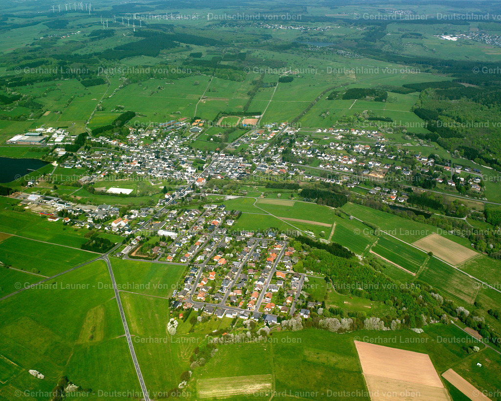 2610024 | DRIEDORF 09.06.2006 Landwirtschaftliche Nutzflächen und Feldgrenzen  umsäumen das Siedlungsgebiet des Dorfes in Driedorf im Bundesland Hessen, Deutschland // Agricultural land and field boundaries surround the settlement area of the village  in Driedorf in the state Hesse, Germany Foto: Gerhard Launer