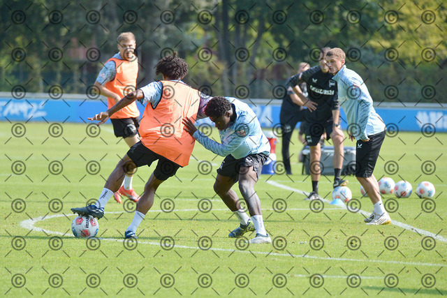 RGE_5744b | Hertha BSC, 2.Bundesliga, Herren, Training, li. Jeremy Dudziak ( Hertha BSC ), Enoch Oluwajimi Adetokunbo Adelenu, U-19 ( Hertha BSC ), Saison 2025/26, Foto:  Ralf Gebhardt - Realisiert mit Pictrs.com