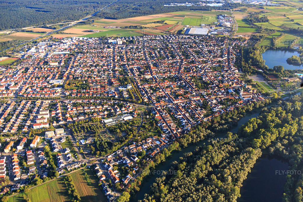 Luftbild: Ortsansicht aus Nordwesten in Ketsch im Bundesland Baden-Württemberg in Deutschland. Foto: IMG_073048.jpg vom 23.09.2014 durch Werner Riehm/FLY-FOTO.de