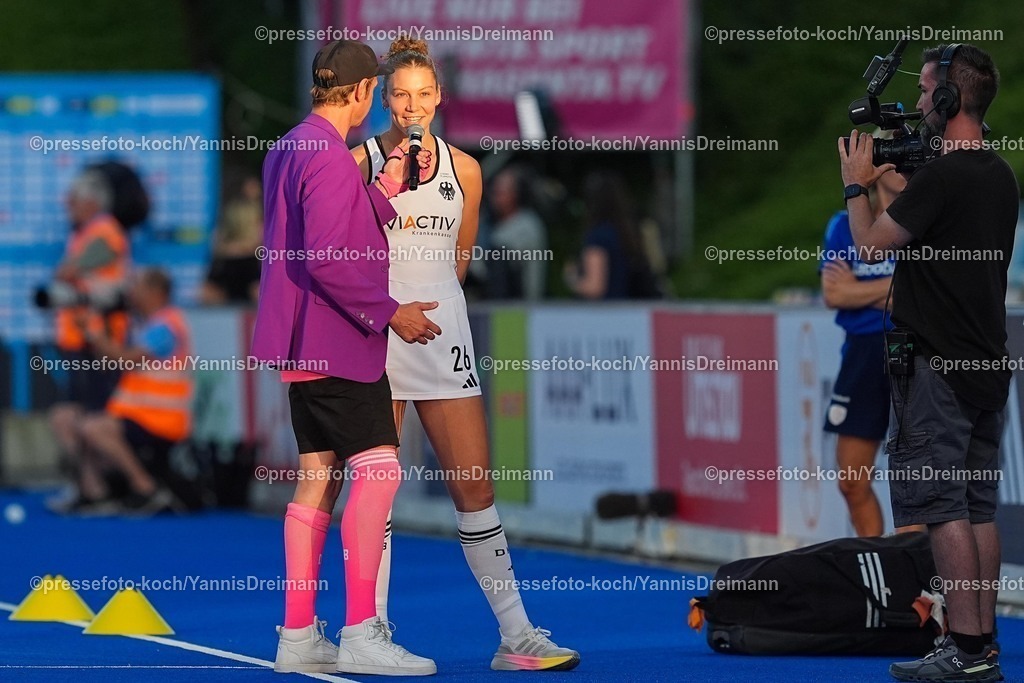 xydrx11082503053 | 11.08.2025, xydrx, Frauen EuroHockey Championship 2025, Gruppenphase, Gruppe A, Deutschland - Niederlande, Sparkassenpark Mönchengladbach: Torsten Knippertz und Felicia Wiedermann (GER #26)