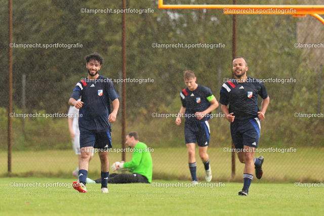 Fußball I Herren I Saison 2025-2026 I Kreisklasse A Süd-Ost I 6. Spieltag I SG Scharbeutz-Pönitz - VfL Bad Schwartau I 13.09.2025.022 | v.l. Ali Alali (21, SG Scharbeutz/Pönitz), Louis Jamal Wellendorf (44, SG Scharbeutz/Pönitz) - Realisiert mit Pictrs.com