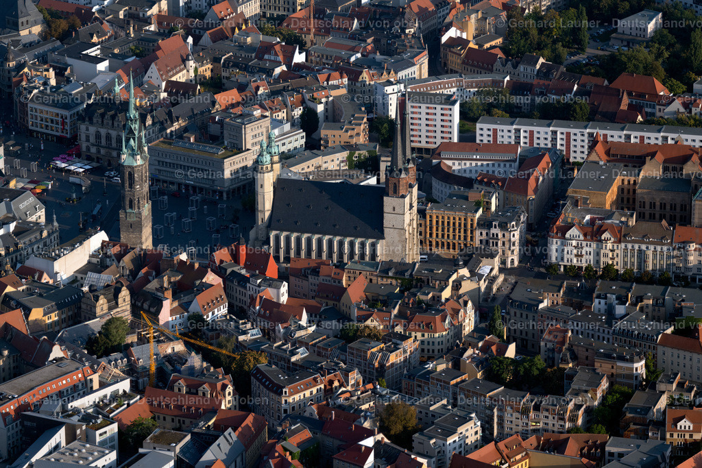 4062542 | HALLE (SAALE) 08.09.2021 Zentrum von Halle an der Saale mit Blick auf den " Roten Turm " und die Marktkirche im Bundesland Sachsen-Anhalt. Die vier Türme der Marktkirche " Unser Lieben Frauen ", auch Marienkirche genannt, bilden zusammen mit dem Roten Turm das Wahrzeichen der Saalestadt. // View of the center of Halle view of the "Red Tower" and the St. Mary's Church in Saxony-Anhalt. Foto: Gerhard Launer