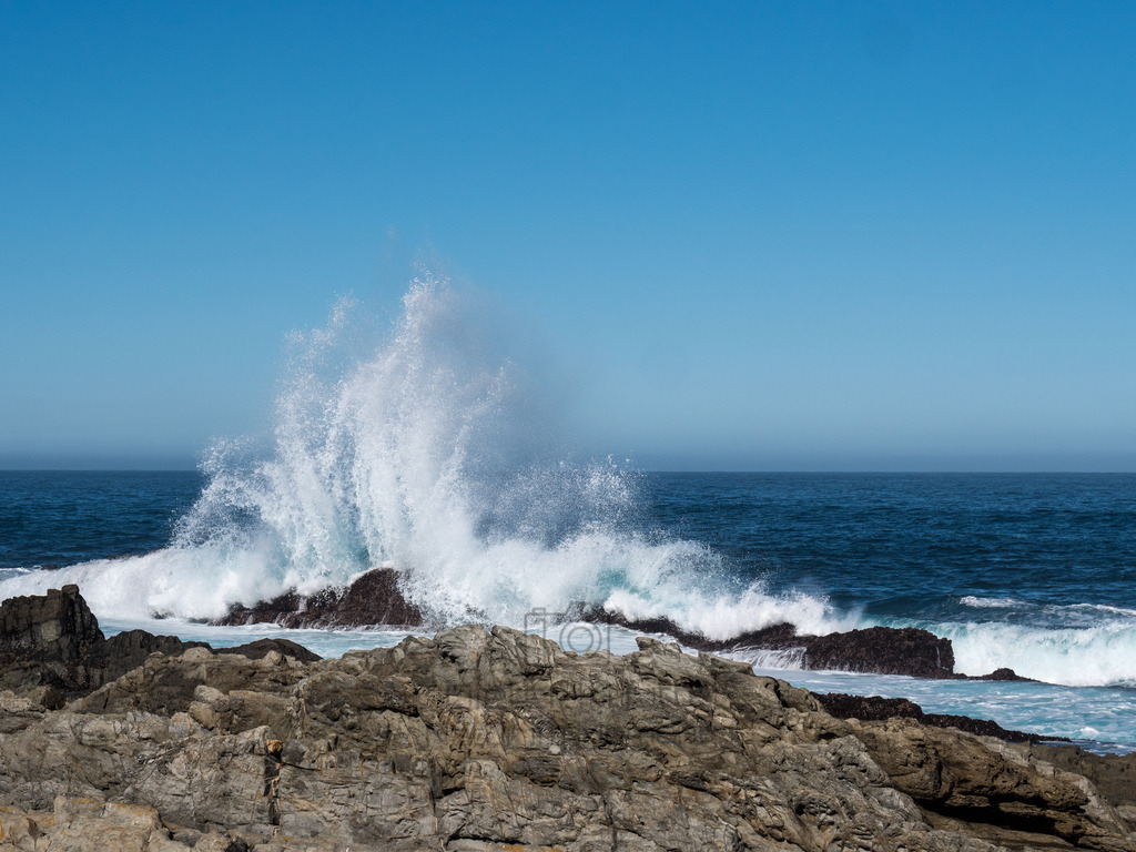 Aufpeitschende Gischt auf einen Felsen, Süd-Afrika | Brausende Brandung trifft auf die Felsen in Tsitsikamma, an der Garden Route in Süd-Afrika - Realisiert mit Pictrs.com