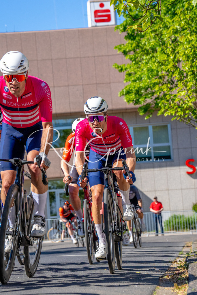 Spurt in den Mai 2026 - Großer Preis der Sparkasse Neuss | Annual one-day road cycling race "Großer Preis der Sparkasse Neuss" held in Büttgen, Germany, organized by VfR Büttgen 1912 e.V. The event features multiple races across all age categories from U11 youth to Elite men. - Realisiert mit Pictrs.com